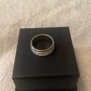 Sparkling ring in good condition